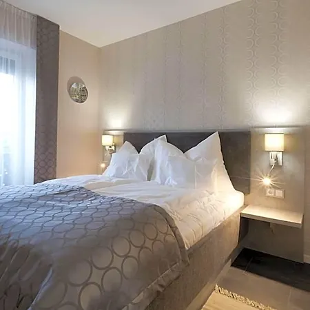 Bubble Es Rendezvenykoezpont Hotel 3*
